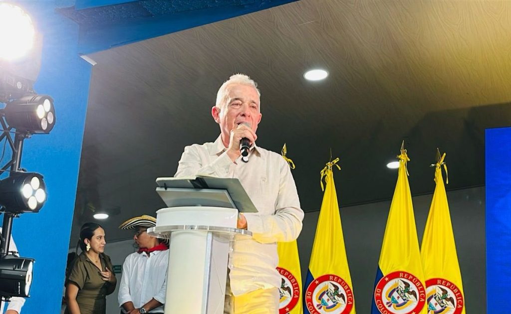 Uribe promete bajar impuestos y reducir el tamaño del Estado en&nbsp;2026
