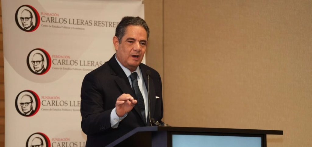 Vargas Lleras critica a Petro por consulta popular y lo acusa de abandonar el gobierno