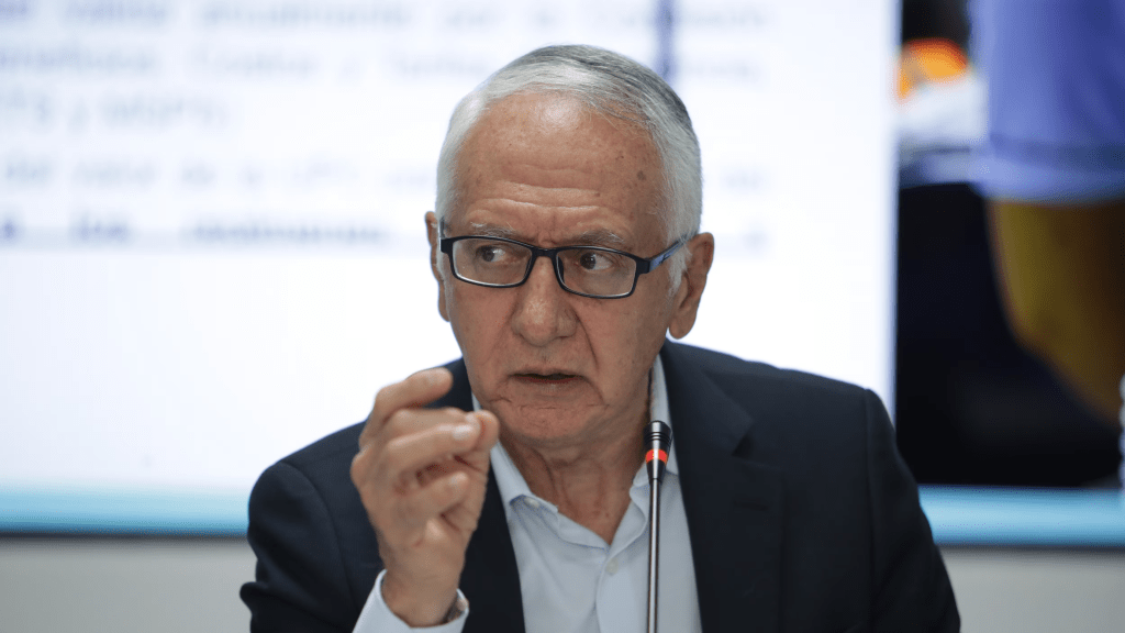 Ministro de Salud tilda de “machistas” las acusaciones contra su esposa