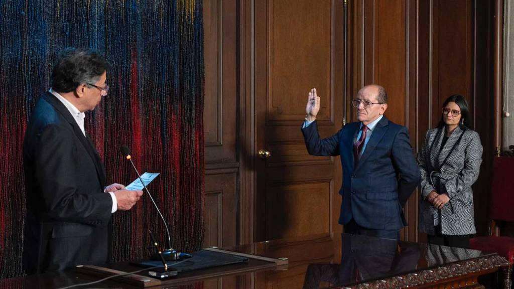 Petro oficializa a Álvaro Echeverry como nuevo magistrado del&nbsp;CNE