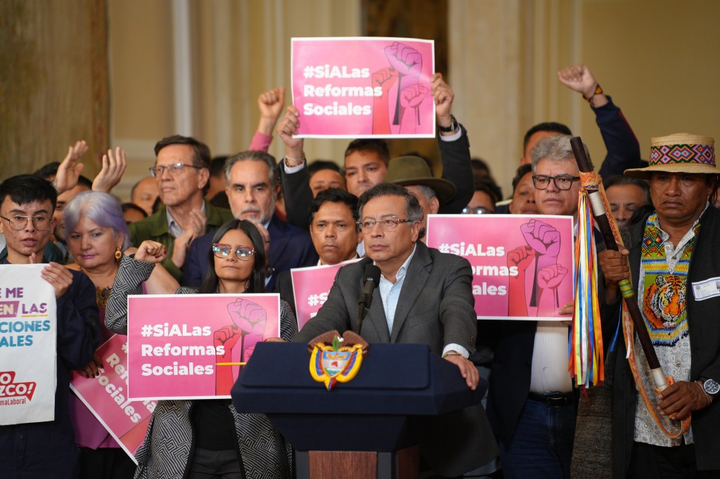 Petro advierte que sacará la consulta popular por decreto si el Congreso no la&nbsp;discute