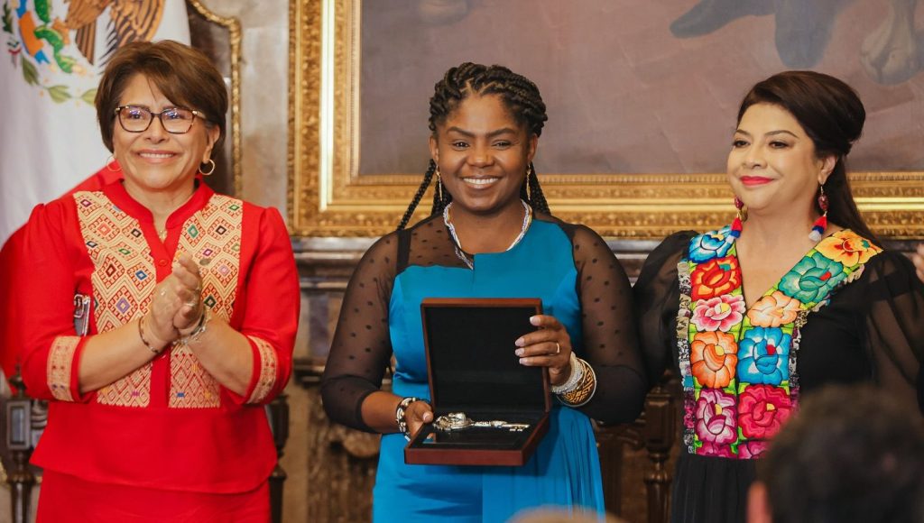 Francia Márquez recibe las llaves de la Ciudad de México de manos de Clara&nbsp;Brugada