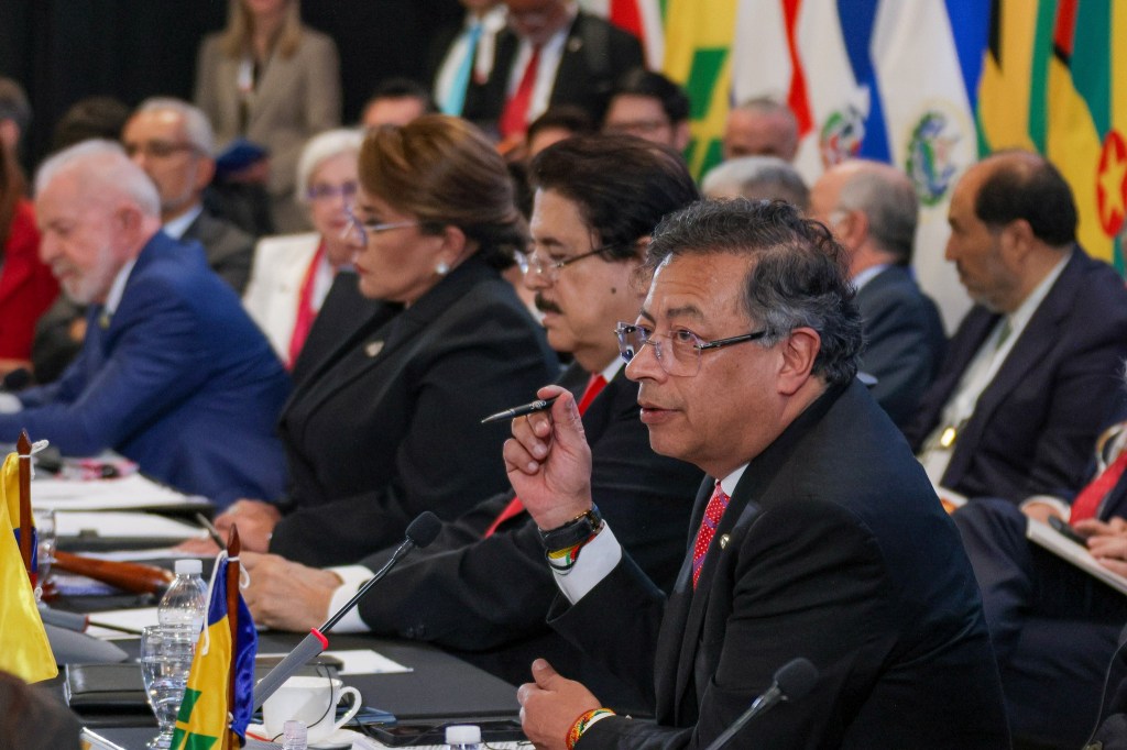 Petro en la Celac: “Trump encadena migrantes, no&nbsp;criminales”