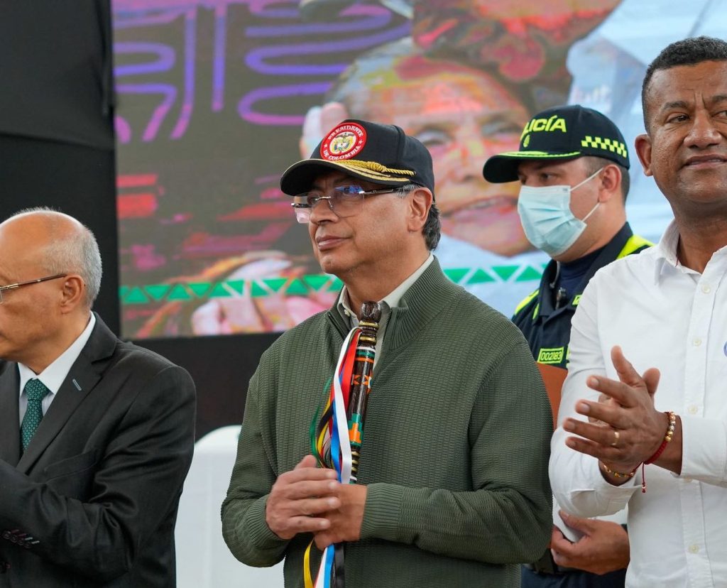 Petro rechaza el glifosato y contradice a la Policía&nbsp;Nacional