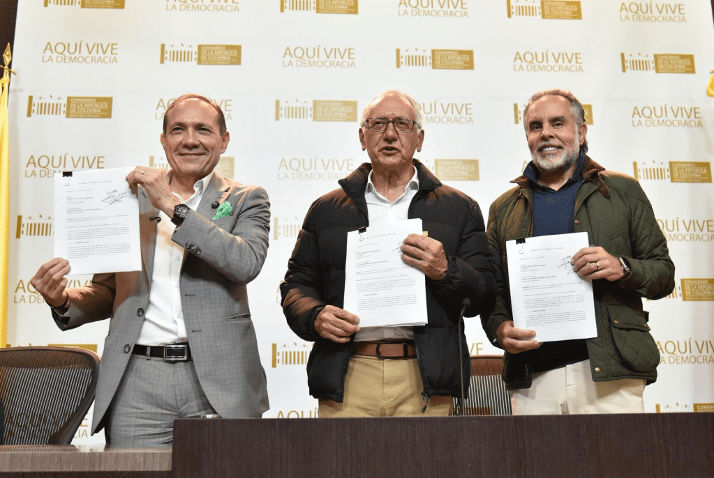 Radicarán moción de censura contra ministros que firmaron decreto de la consulta