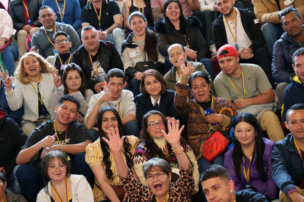 Laura Sarabia conmemora sus 100 días recibiendo a 100 deportados de EE.&nbsp;UU.