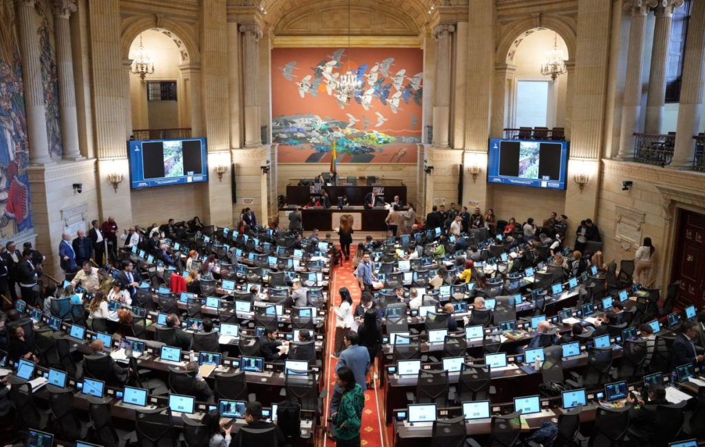 Cambio Radical sanciona a dos senadores por romper línea frente a consulta&nbsp;popular