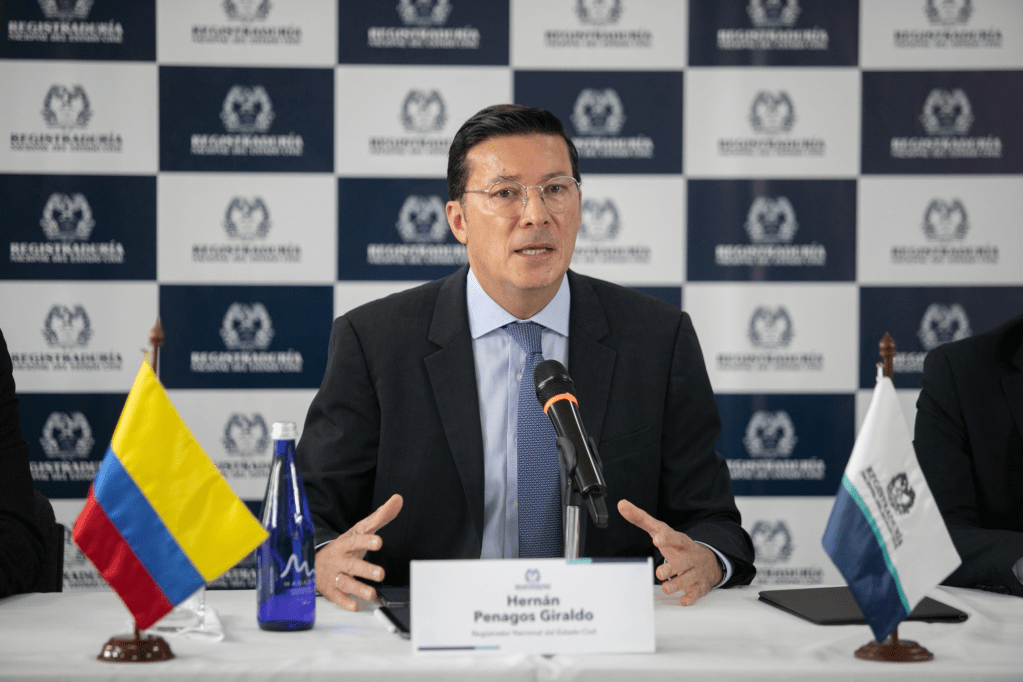 Registrador Hernán Penagos recibe decreto que convoca a consulta&nbsp;popular