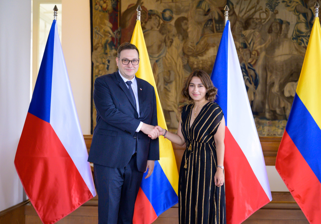 Sarabia inaugura embajada en Praga en uno de sus últimos actos como&nbsp;canciller