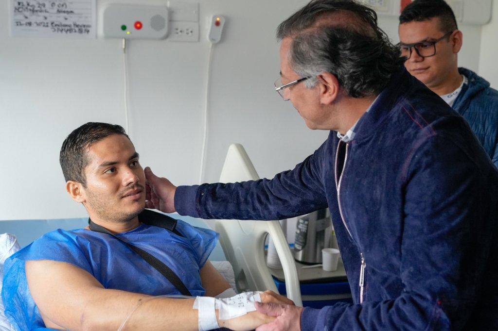 Gustavo Petro visitó a policías heridos tras atentado en&nbsp;Amalfi