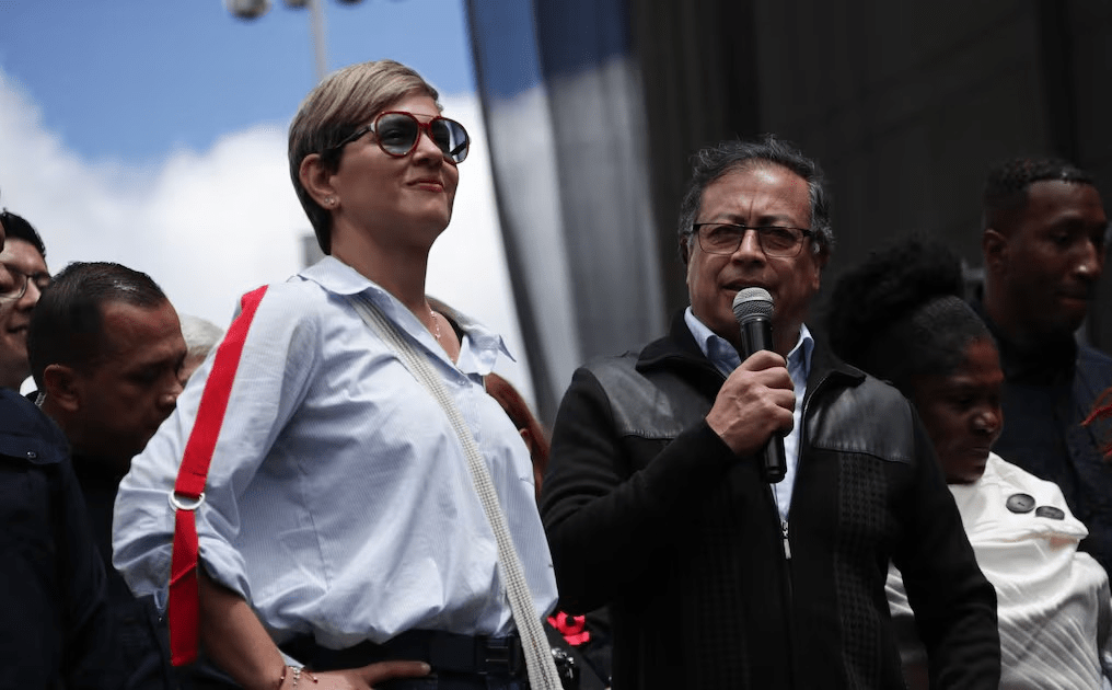 «La extrema derecha envidiosa»: Gustavo Petro responde a las críticas por la vida de Verónica&nbsp;Alcocer