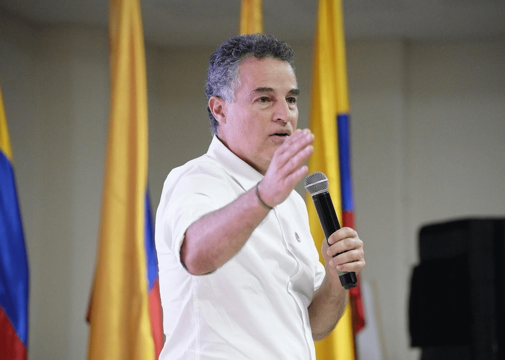 Aníbal Gaviria entregó más de 1,6 millones de firmas a la Registraduría para respaldar su&nbsp;candidatura