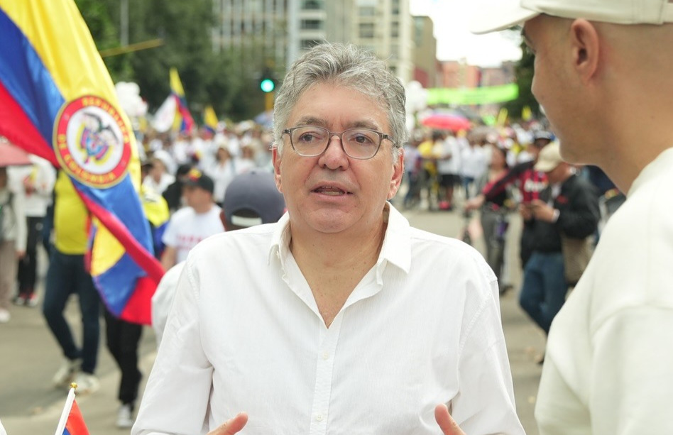 Mauricio Cárdenas inscribe su candidatura presidencial con más de un millón de&nbsp;firmas