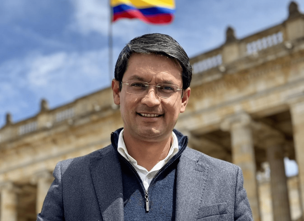 Camilo Romero recibe aval del Partido del Trabajo para la consulta del Pacto Amplio