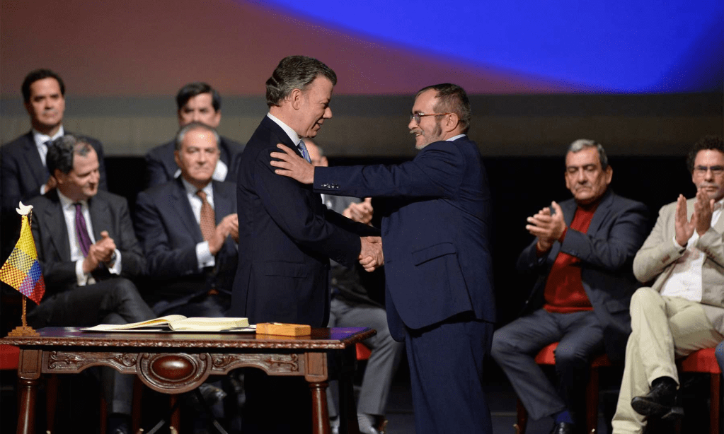 Centro Democrático busca firmas para tumbar el Acuerdo de Paz de&nbsp;2016