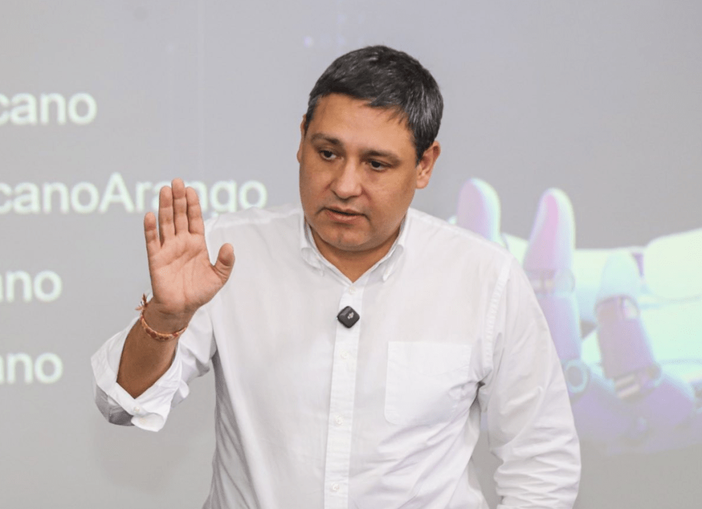 Mauricio Lizcano irá solo a primera vuelta y descarta consultas interpartidistas