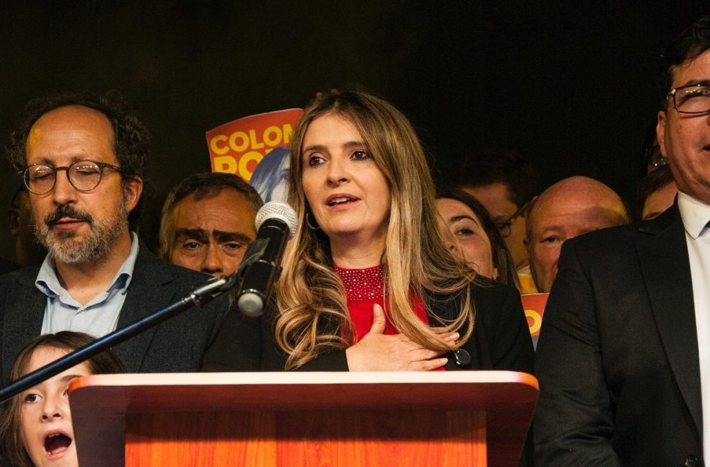 Una pistola entre la multitud tensiona la campaña&nbsp;uribista