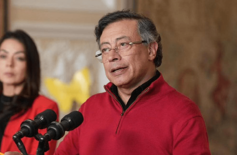 Avalancha de críticas al Gobierno tras divulgar datos privados de Kevin Acosta para defenderse