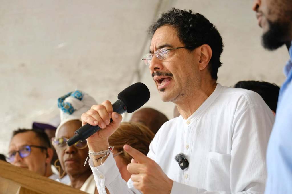 Puesto de firmas para la constituyente acompaño la campaña de Cepeda en Medellín