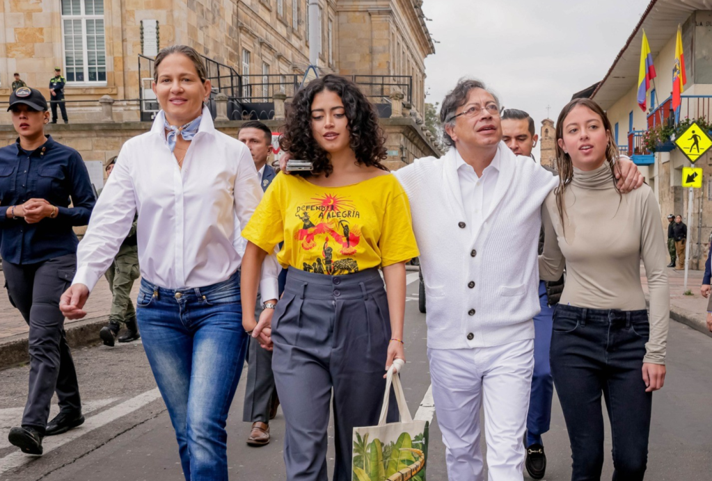 Entre urnas abiertas y voto en mano, Gustavo Petro llega a la Plaza de Bolívar junto a Verónica Alcocer