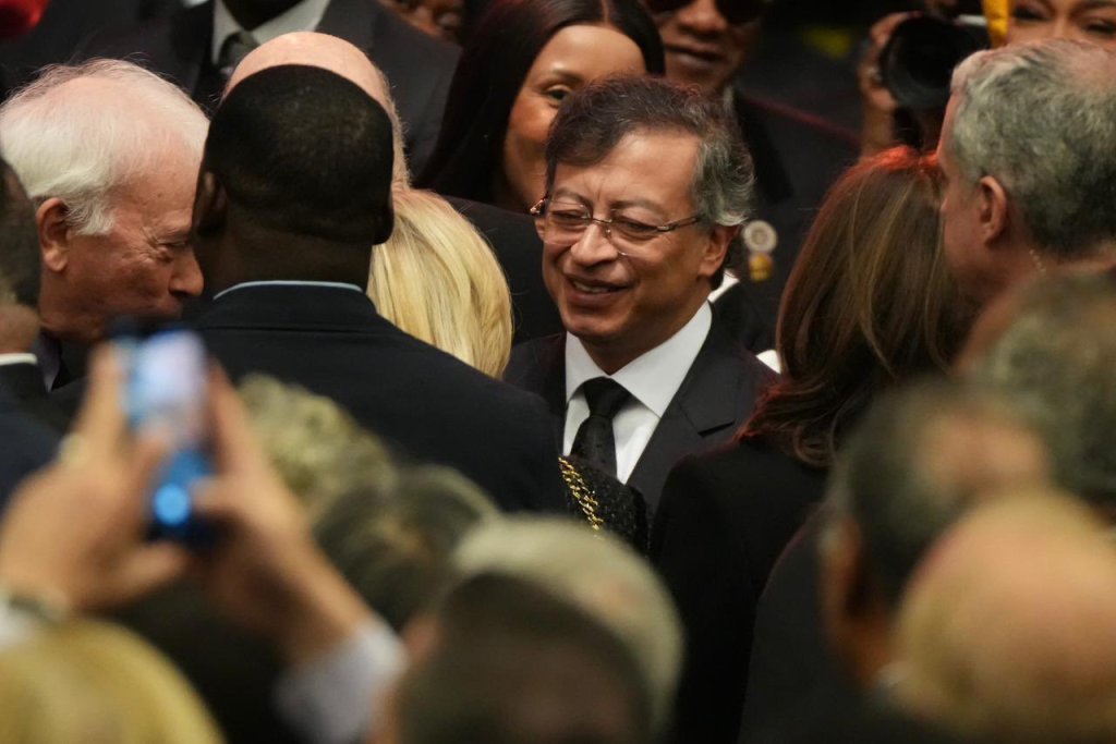 De un saludo con Obama a un discurso más largo de lo previsto: Esto pasó en el viaje de Gustavo Petro al funeral de Jesse&nbsp;Jackson