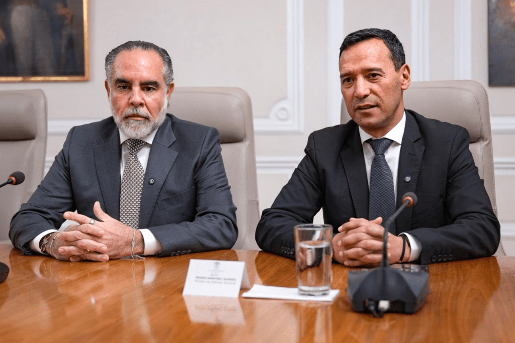 Armando Benedetti y Pedro Sánchez celebran aprobación del Conpes por $13 billones para la Fuerza Publica