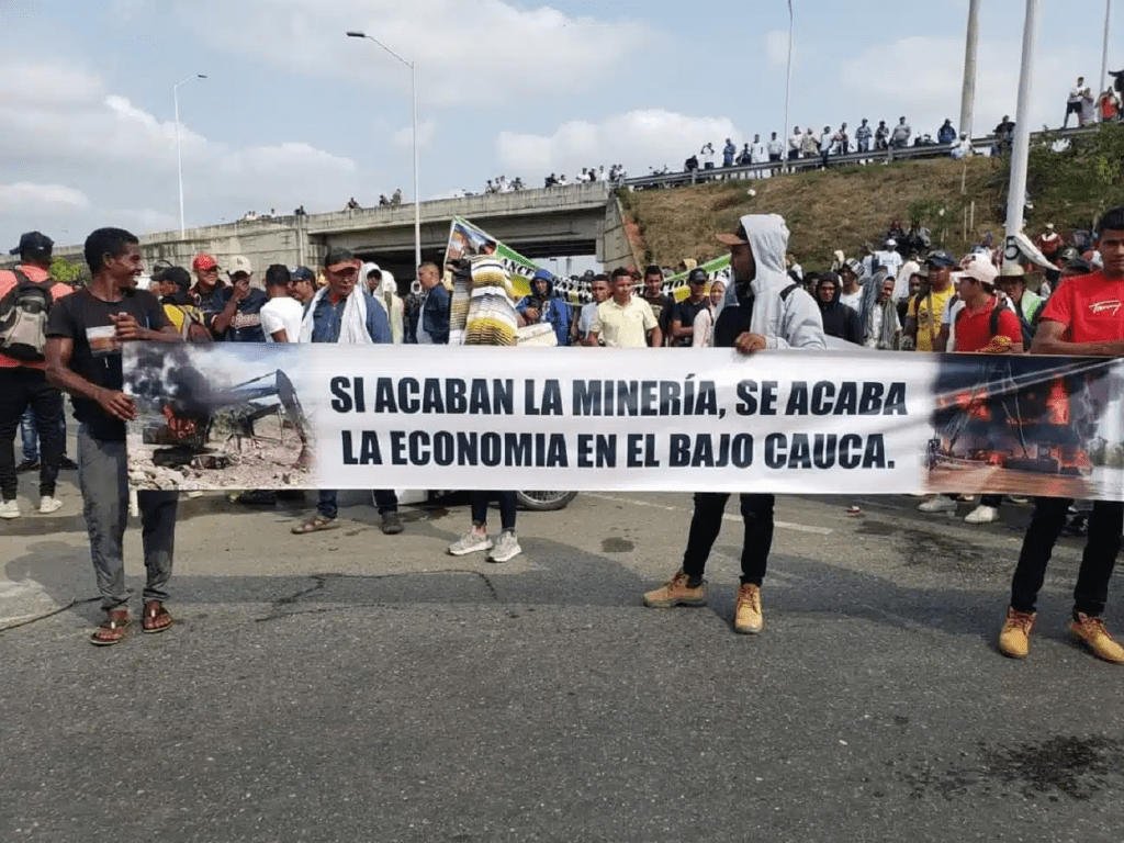 Gobierno y mineros levantan paro en Bajo Cauca tras 12 días de&nbsp;bloqueos