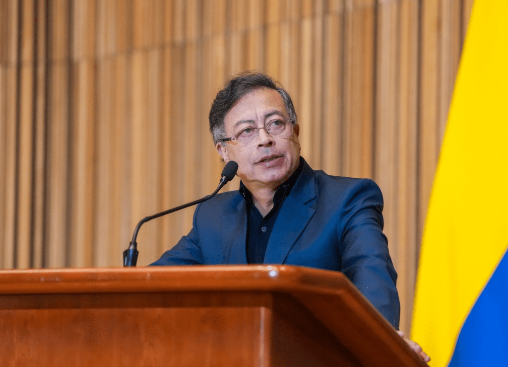 Petro decreta impuestos del 16% a apuestas en línea por la crisis de temporada de lluvias