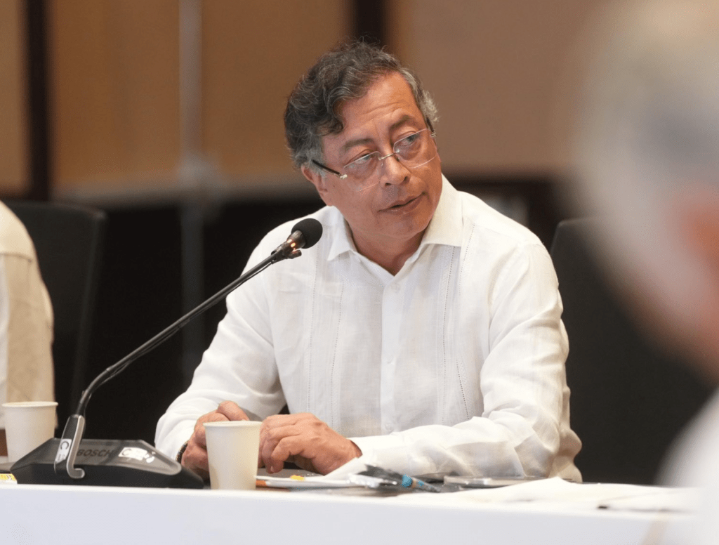 Petro anuncia alza de gasolina y elimina subsidio por guerra en Medio Oriente