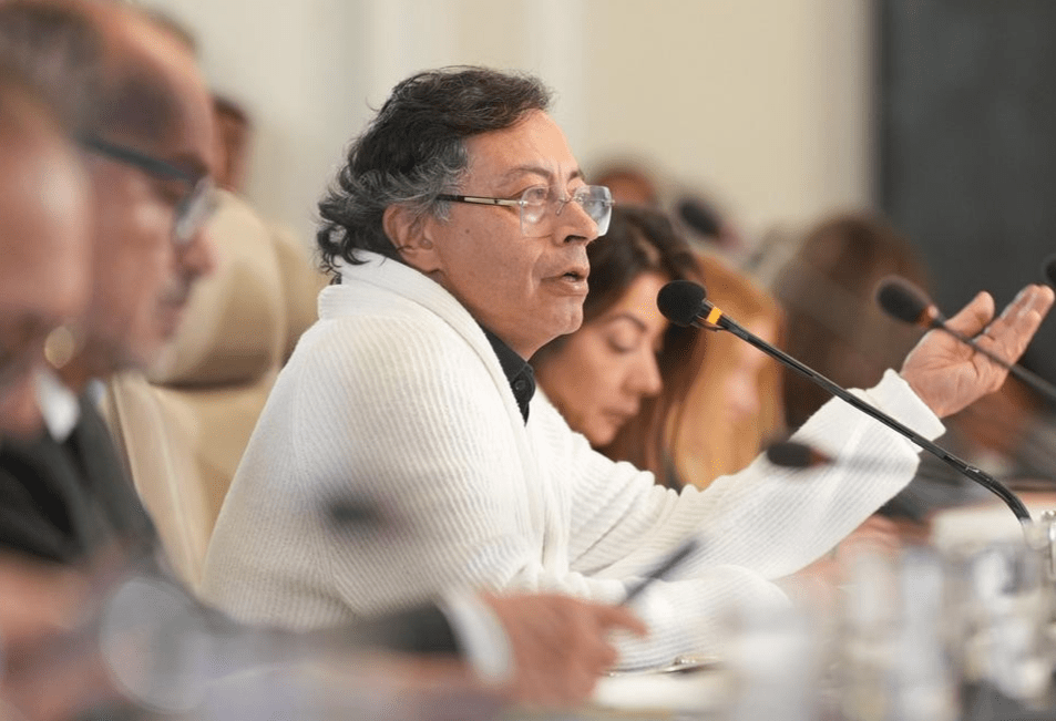 Petro vincula la tragedia del Hércules con el freno de su emergencia económica en el Congreso y la Corte