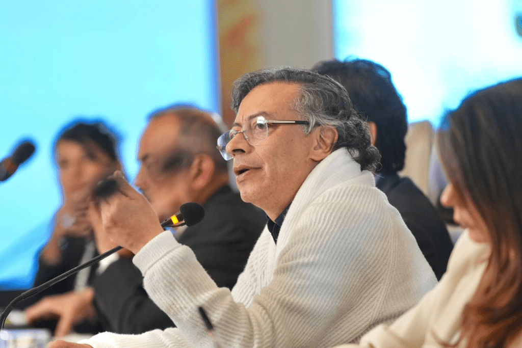 Gobierno entregó $31 billones arbitrariamente a organizaciones comunitarias