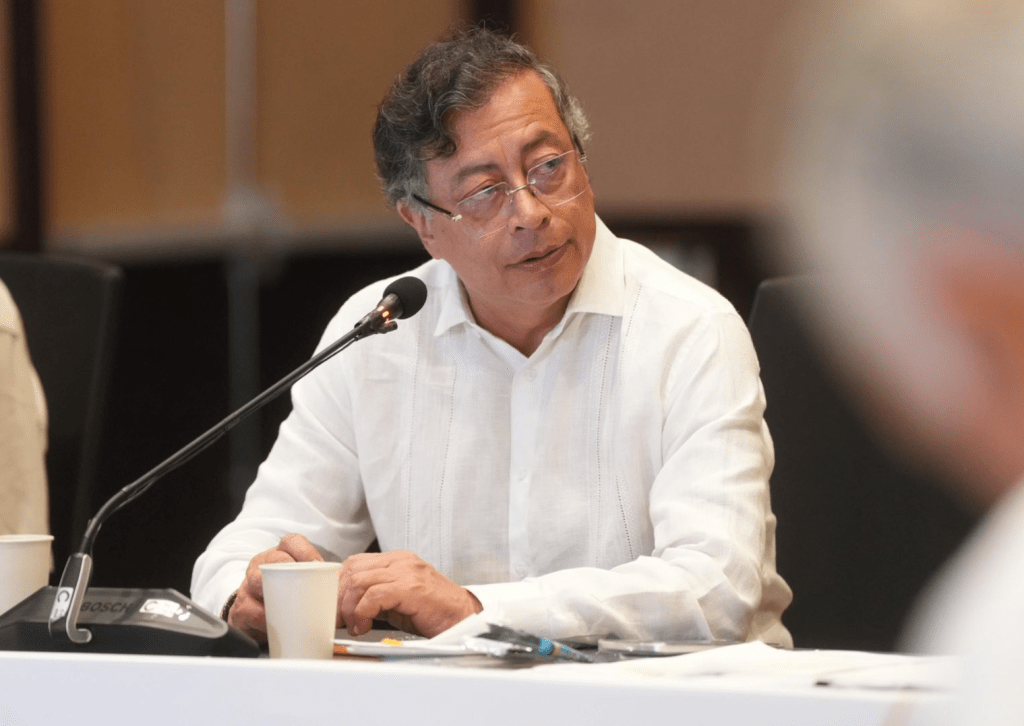 Gobierno formaliza aumento salarial y bonificación para docentes