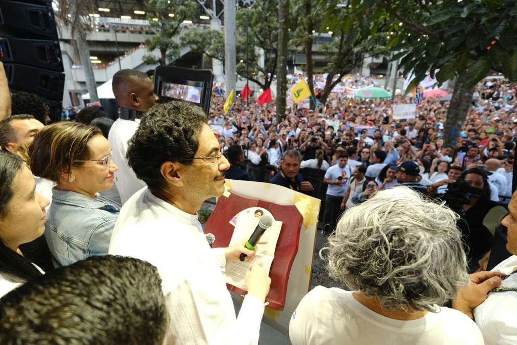 Juzgado de Medellín falla a favor de Iván Cepeda y protege su discurso sobre la «narcopolítica» en Antioquia