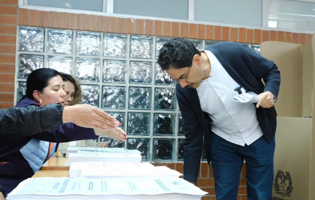 Cepeda vota esperando una gran bancada en el Congreso
