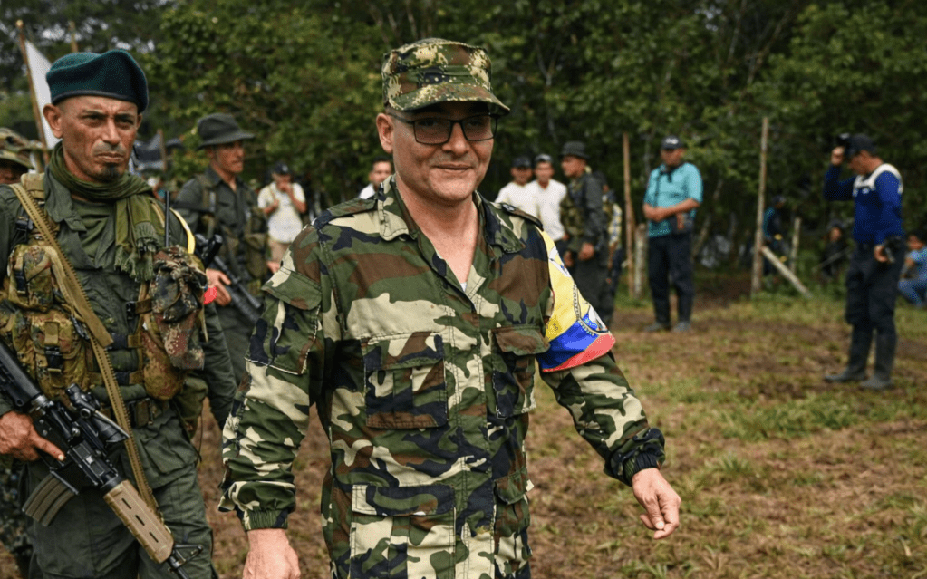 Llegan a Medicina Legal los seis cuerpos abatidos en Vaupés: Investigan si alias «Iván Mordisco» está entre ellos