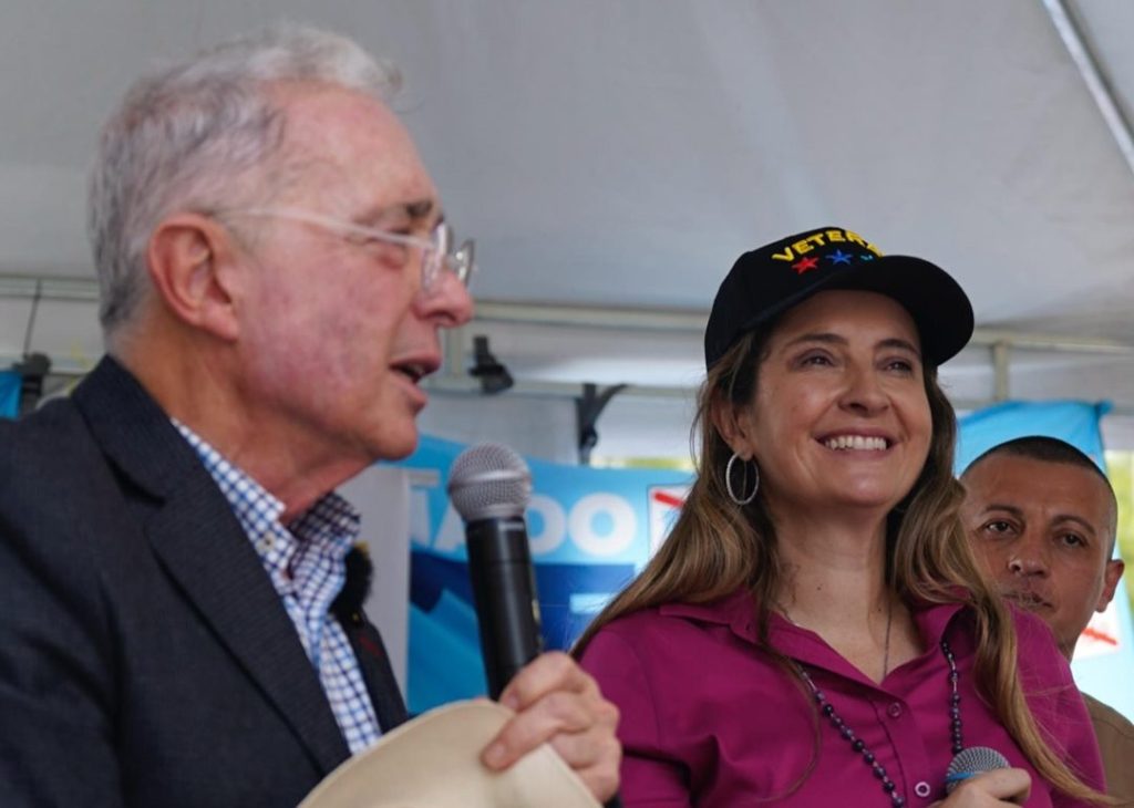 Álvaro Uribe propone créditos y formación para mototaxistas en una posible presidencia de Paloma&nbsp;Valencia