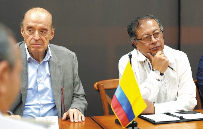 Leyva reaparece y arremete contra Petro tras ser acusado por prevaricato en el caso pasaportes