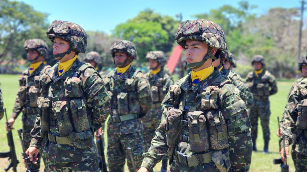 Gobierno Petro firma decreto para aumentar los salarios de la Fuerza&nbsp;Pública