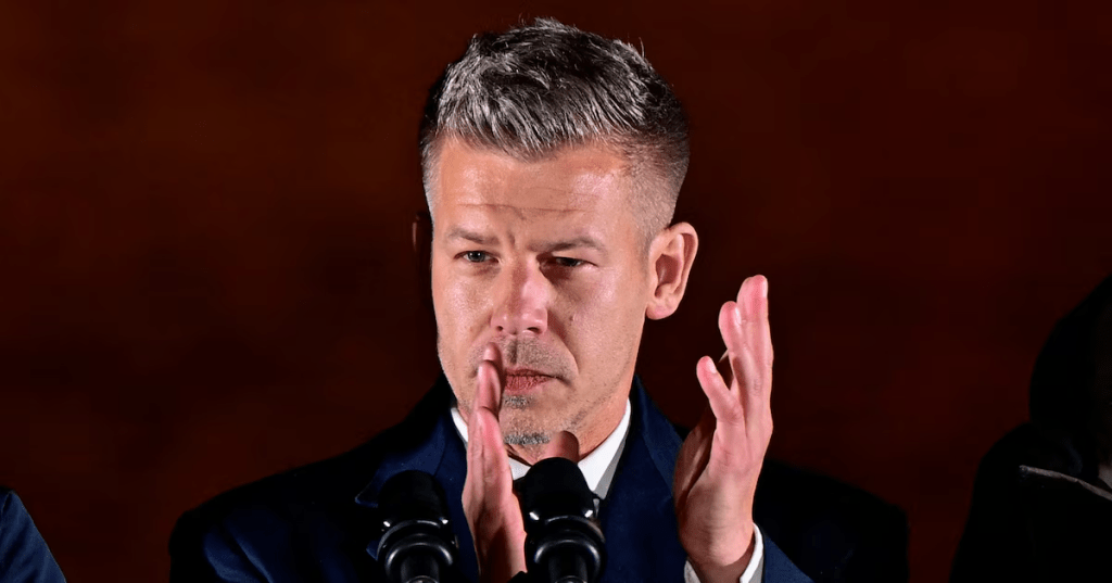 Hungría pone fin a 16 años de la ultraderecha de Orbán y entrega el poder a Péter Magyar